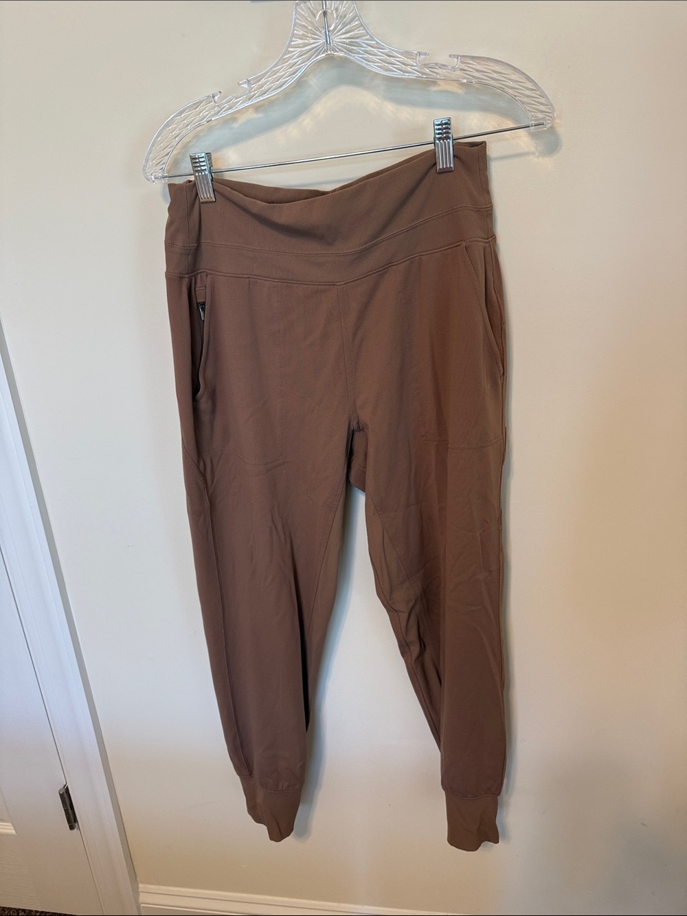 Athleta Women’s Coffee Taupe Venice High-Waist Track Joggers / Size M / Like New